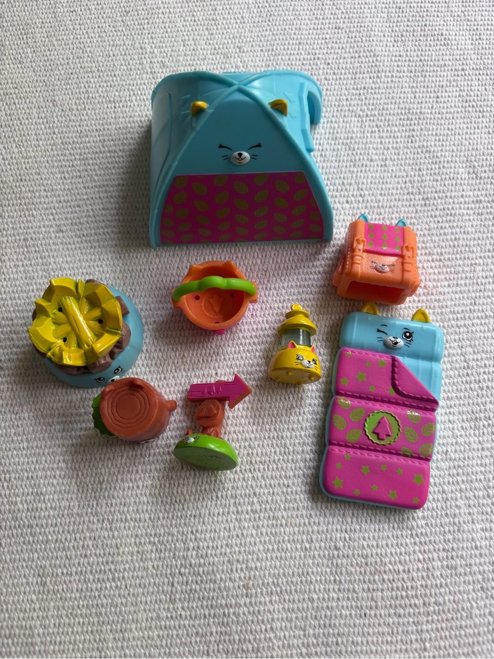 Shopkins Cozy Kitty School Camp (8 pieces) tent campsite gear sleeping bag